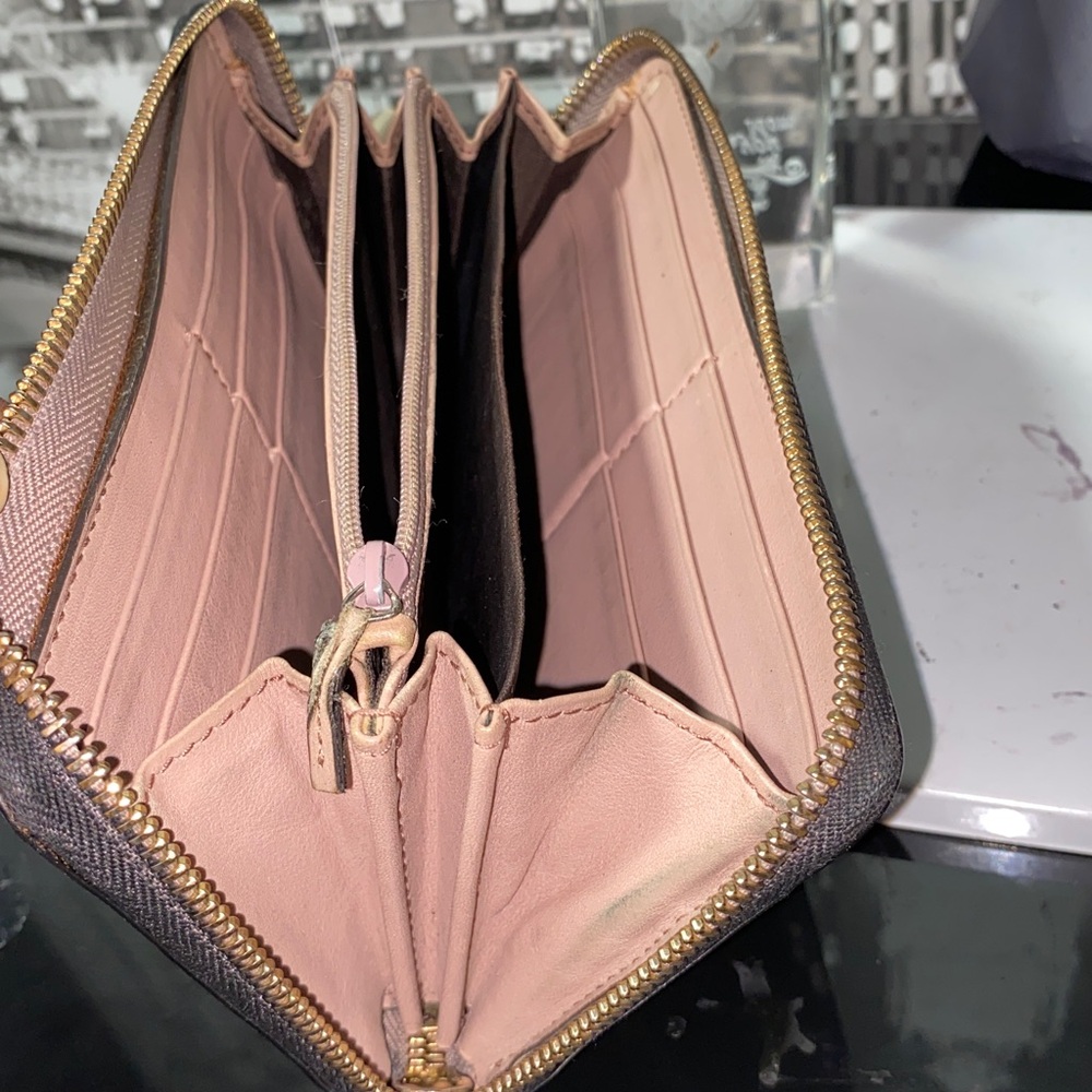 Authentic GUCCI SOHO Interlocking G Patent Leather Zippy Wallet - Picture 13 of 17